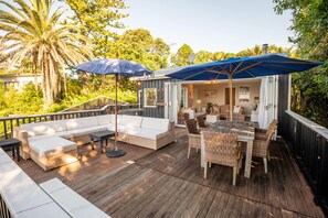 Panoramic Cottage | Terrace/patio - Palm Beach Cottage (Waiheke Island)