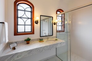 Ducha, secador de pelo, toallas