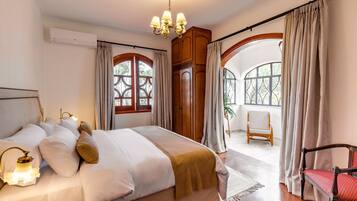 Quarto casal superluxo | Espaço de trabalho para notebook, Wi-Fi de cortesia