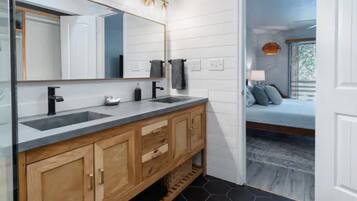 3 bedrooms, travel cot, WiFi