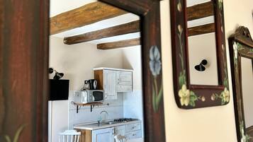 Frigorifero, microonde, piano cottura, macchina per tè/caffè