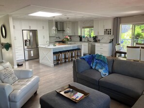 Smart TV, chimenea, futbolito y libros