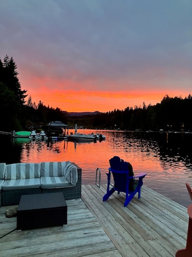Lakefront Family Retreat on Shawnigan Lake