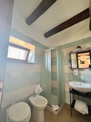 Dusche, Haartrockner, Bidet, Handtücher