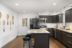 Fridge, microwave, oven, stovetop - The ClubHouse (Springfield)
