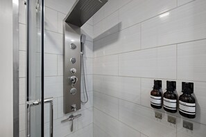 Shower, towels, soap, shampoo - The ClubHouse (Springfield)