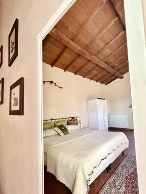 1 soverom, safe på rommet, strykejern/-brett og reiseseng for barn