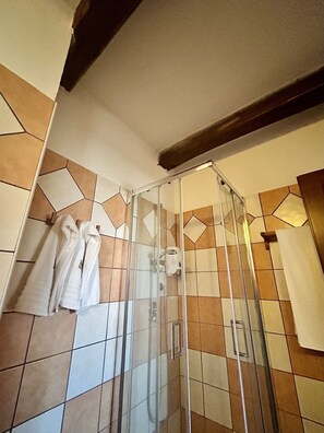 Dusj, hårføner, bidé og håndklær