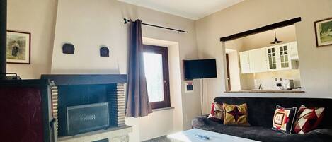 Fernseher, Kamin, Tischfußball, Tischtennisplatte