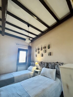 2 bedrooms, in-room safe, iron/ironing board, travel cot - Independent farmhouse within an organic farm, NIDO DEL GEPPIO (Lazio)