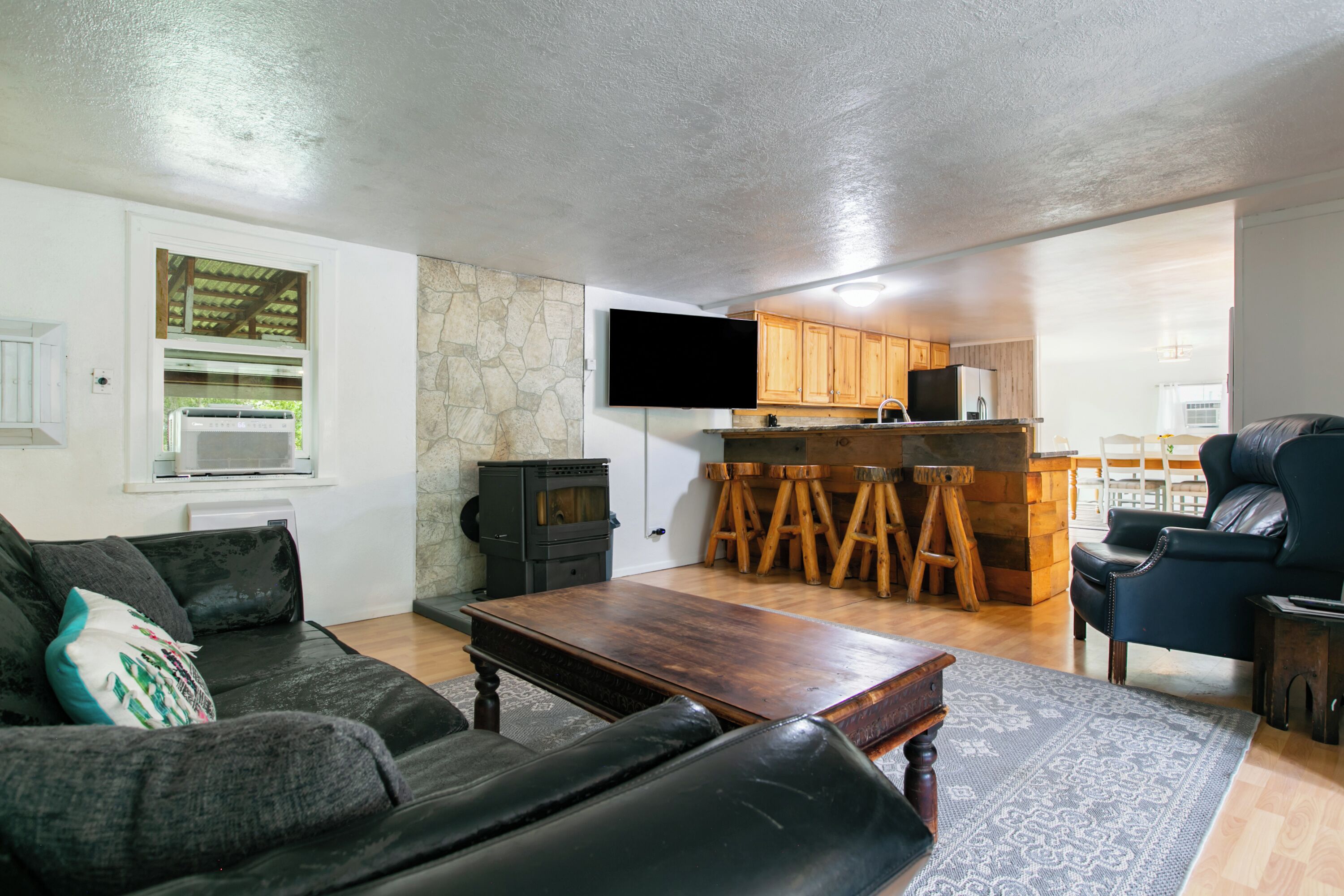 Una Smart TV, una chimenea, un reproductor de DVD, libros