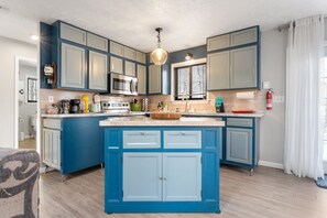 Refrigerador, microondas, horno y parrilla de estufa 