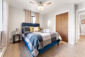 3 bedrooms, WiFi, bed sheets - NEW Cozy Tobyhanna Getaway w/ Firepit & Hot Tub Near Waterparks! (Tobyhanna)