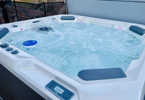 Outdoor spa tub - NEW Cozy Tobyhanna Getaway w/ Firepit & Hot Tub Near Waterparks! (Tobyhanna)