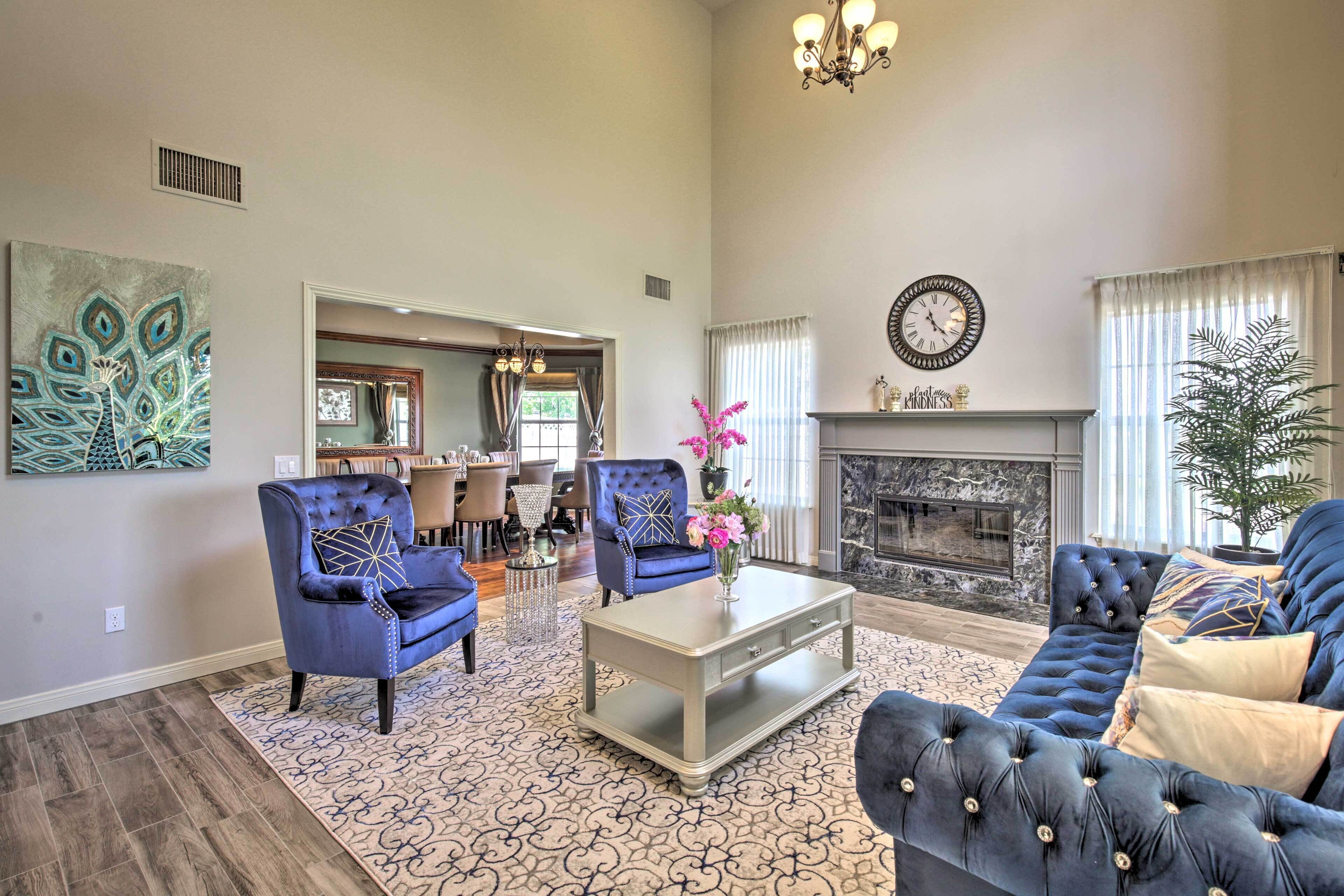 Smart-TV, Kamin, Videospiele, Bücher