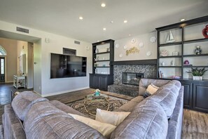 Smart TV, caminetto, videogiochi, libri