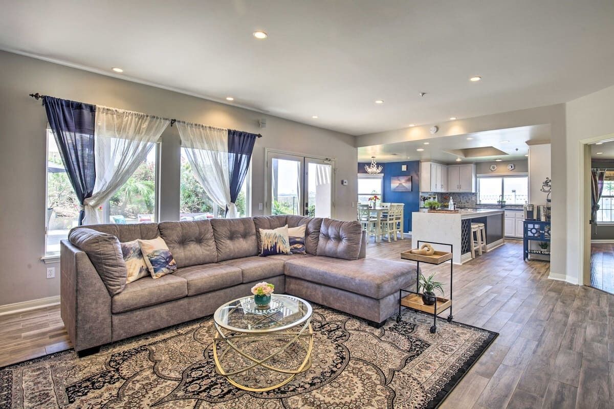 Smart TV, chimenea, videojuegos y libros 