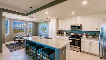 Full-size fridge, microwave, oven, stovetop
