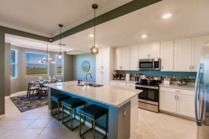 Full-size fridge, microwave, oven, stovetop