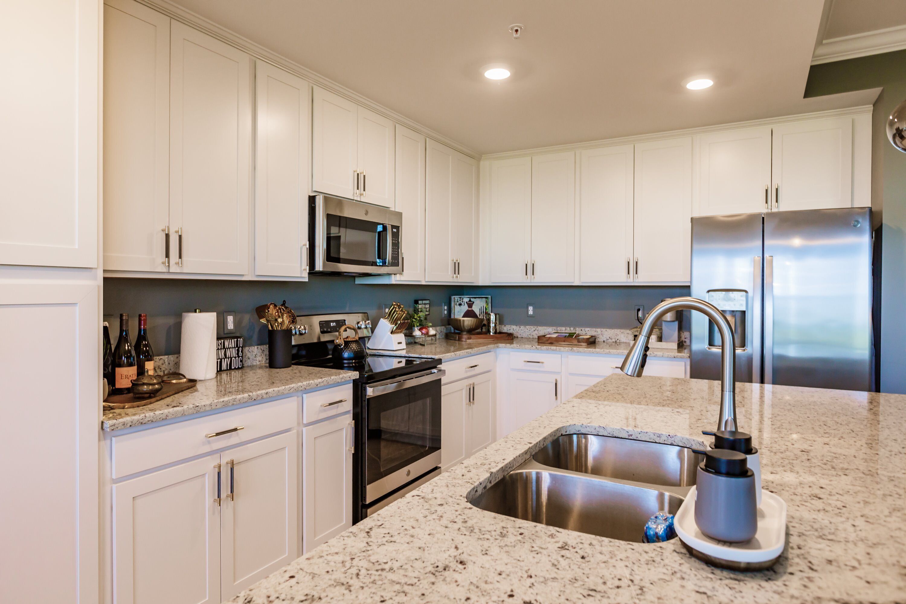 Full-size fridge, microwave, oven, stovetop