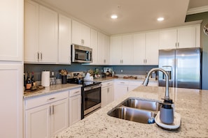 Full-sized fridge, microwave, oven, stovetop