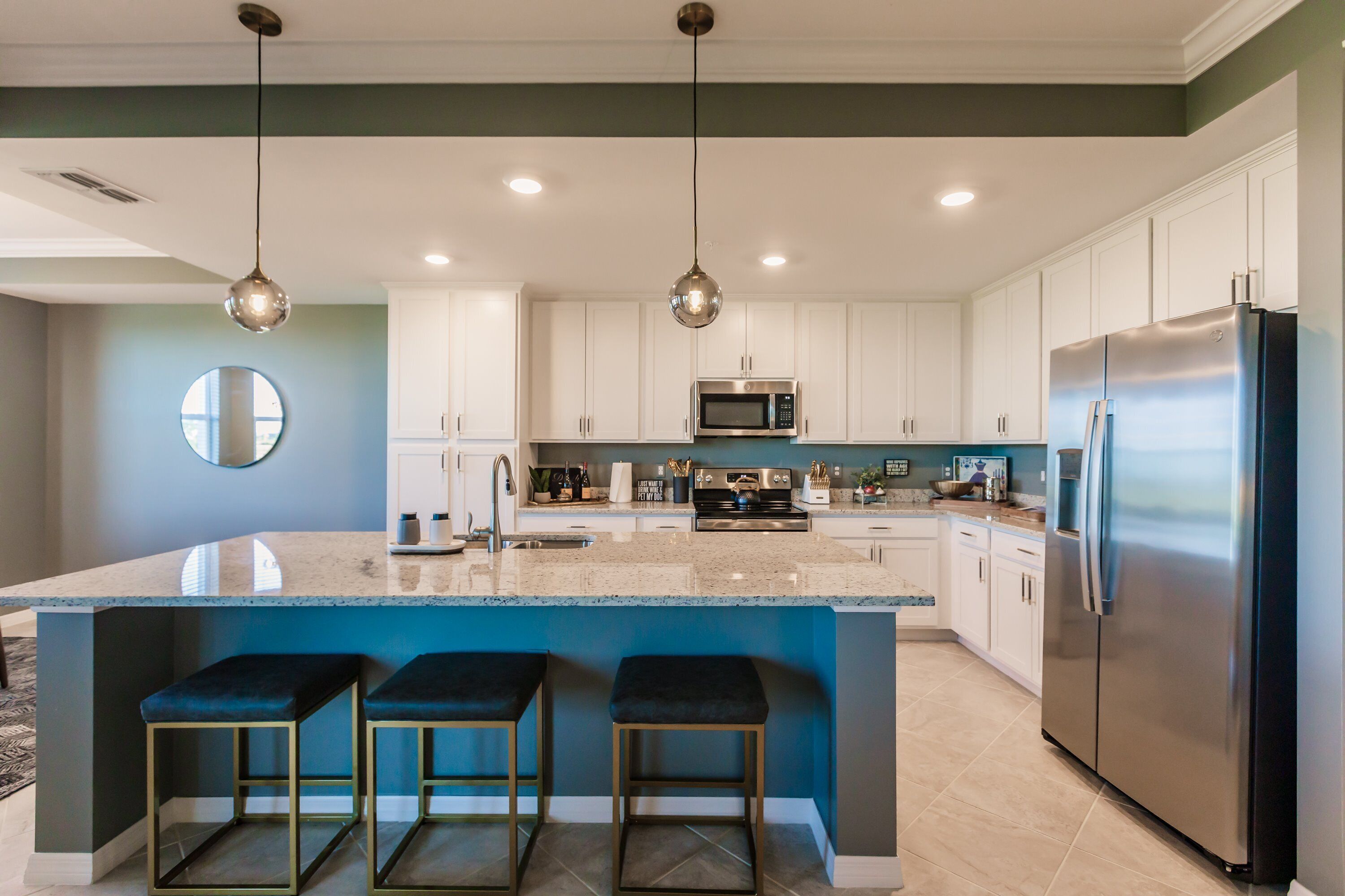 Grand réfrigérateur, micro-ondes, four, plaque de cuisson