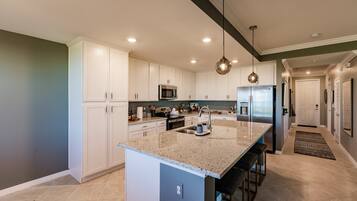 Grand réfrigérateur, micro-ondes, four, plaque de cuisson