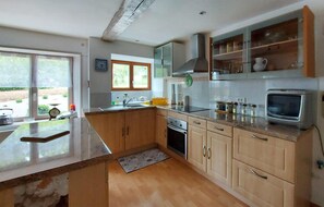 Réfrigérateur, micro-ondes, plaque de cuisson, lave-vaisselle