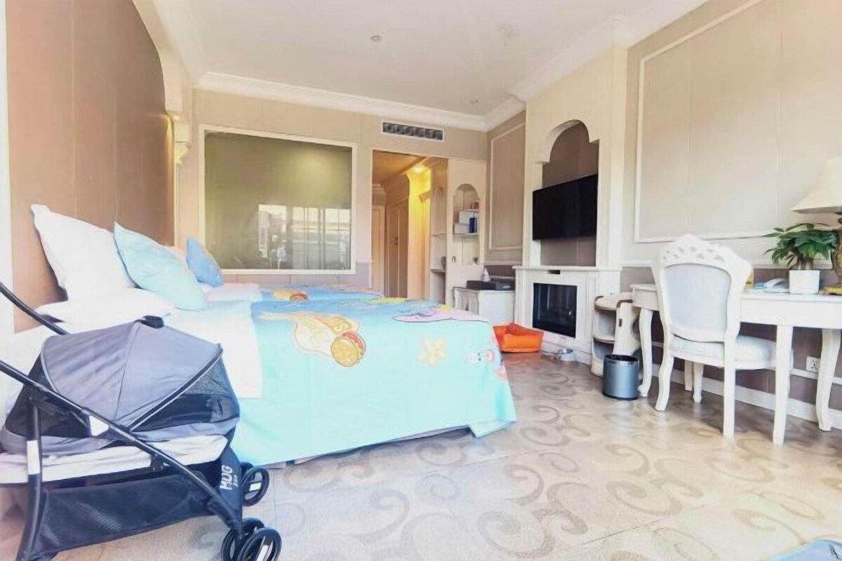 Una habitación de hotel con una cama, un escritorio, una silla, un televisor y una ventana.