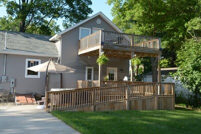 House of TarTar with year long hot tub next to adorable downtown Valparaiso