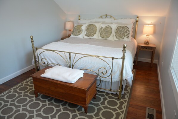 3 bedrooms, desk, iron/ironing board, free WiFi