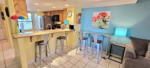 Condo, Plusieurs lits, cuisine, vue sur la piscine | Intérieur