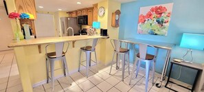 公寓客房, 多張床, 廚房, 泳池景觀 | 用餐區