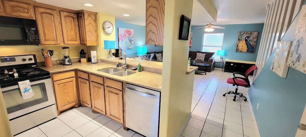 Condo, Multiple Beds, Kitchen, Pool View | Private kitchen | Fridge, microwave, oven, stovetop