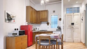 Kaffetrakter/tekoker, kjøleskap, mikrobølgeovn og ovn