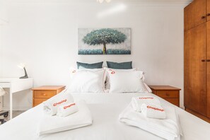 Tabla de planchar con plancha, wifi gratis y ropa de cama 