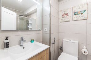 Suihku, hiustenkuivaaja, pyyhkeet, sampoo