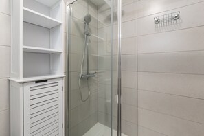 Shower, hair dryer, towels, shampoo