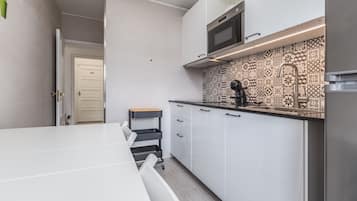 Réfrigérateur, micro-ondes, lave-vaisselle, cafetiÚre/bouilloire