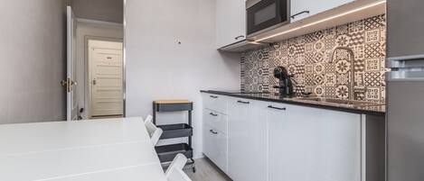 Fridge, microwave, dishwasher, coffee/tea maker