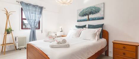 Tabla de planchar con plancha, wifi gratis, ropa de cama