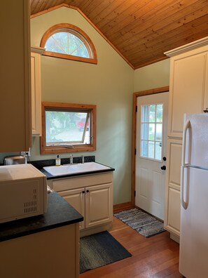 Een koelkast, een microgolfoven, een oven, een kookplaat