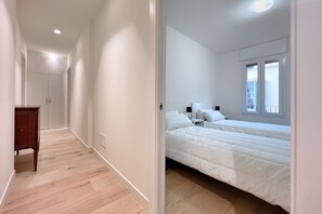 Une chambre à coucher avec un lit, une table de chevet et une fenêtre.
