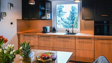 Fridge, dishwasher, coffee/tea maker