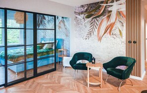 2 bedrooms, travel cot, free WiFi, bed sheets