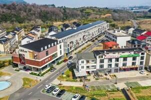 Un edificio de varios pisos con una planta baja comercial y pisos superiores residenciales.