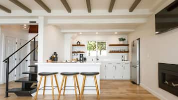 Frigorífic, rentaplats, cafetera i tetera i torradora