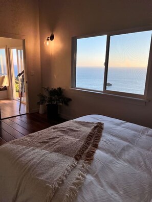 2 slaapkamers, een bureau, een strijkplank/strijkijzer, wifi