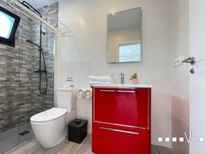 Douche, séchoir à cheveux, serviettes fournies