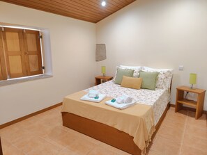 4 slaapkamers, een strijkplank/strijkijzer, gratis wifi, beddengoed